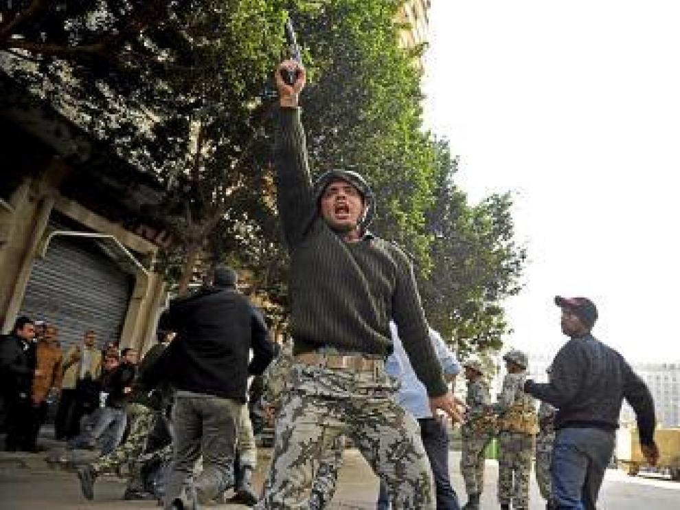 Un soldado dispara al aire para dispersar las protestas.