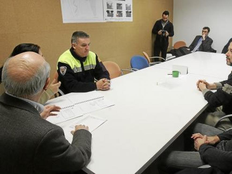 Vecinos y comerciantes durante la reunión de ayer con responsables municipales.