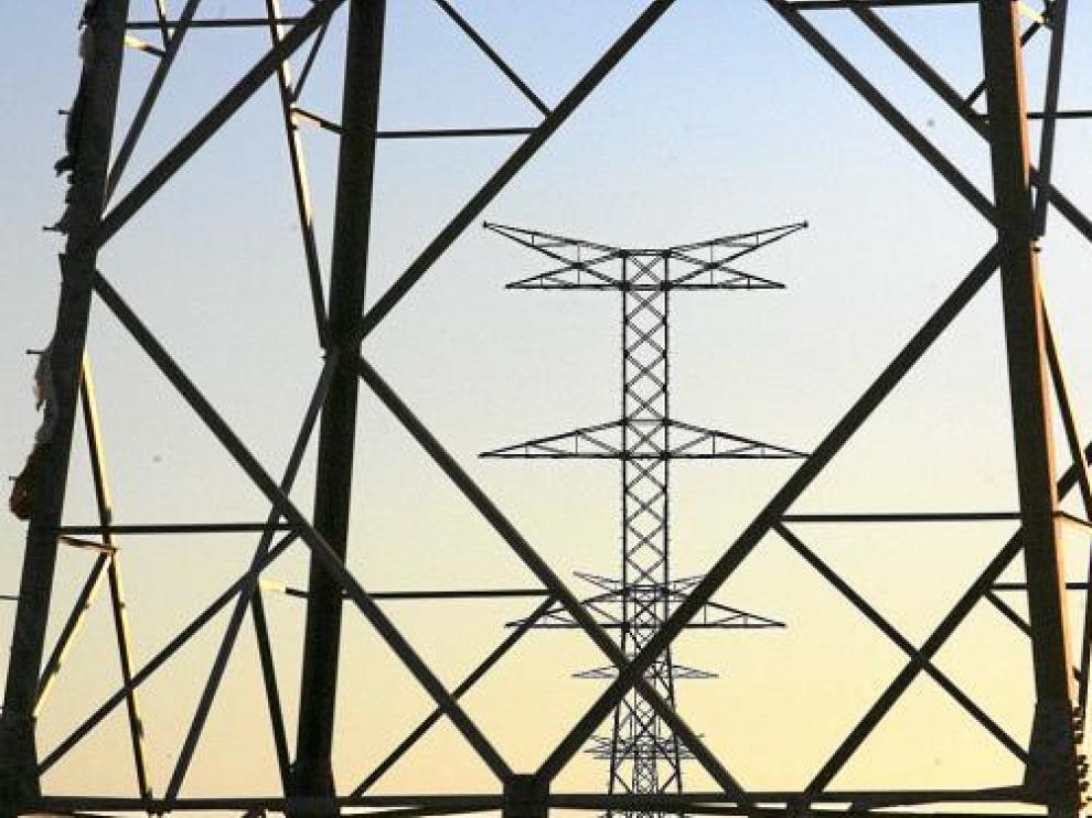 El recibo de la luz cae un 14,2% en enero en la tasa interanual y se abarata 11,5 euros