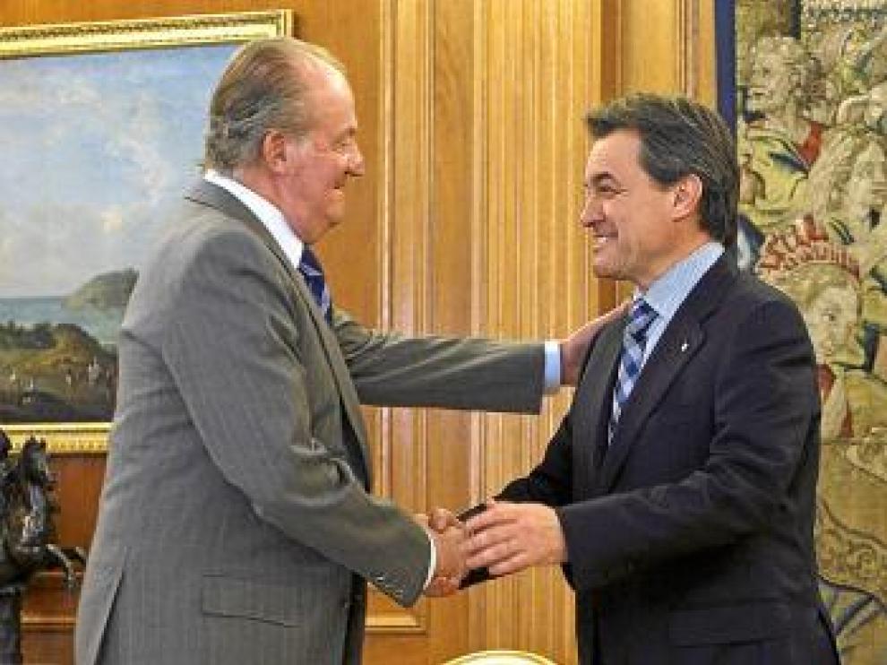 El Rey saluda a Mas, al que recibió ayer en la Zarzuela.