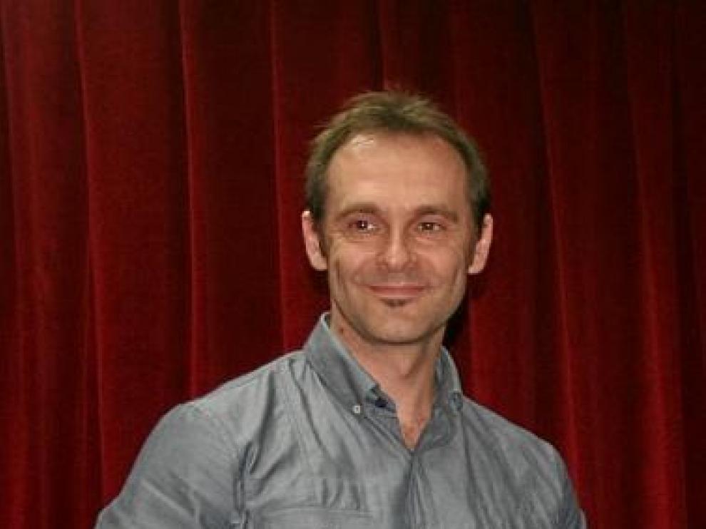 Sebastián luce, orgulloso, su premio literario.