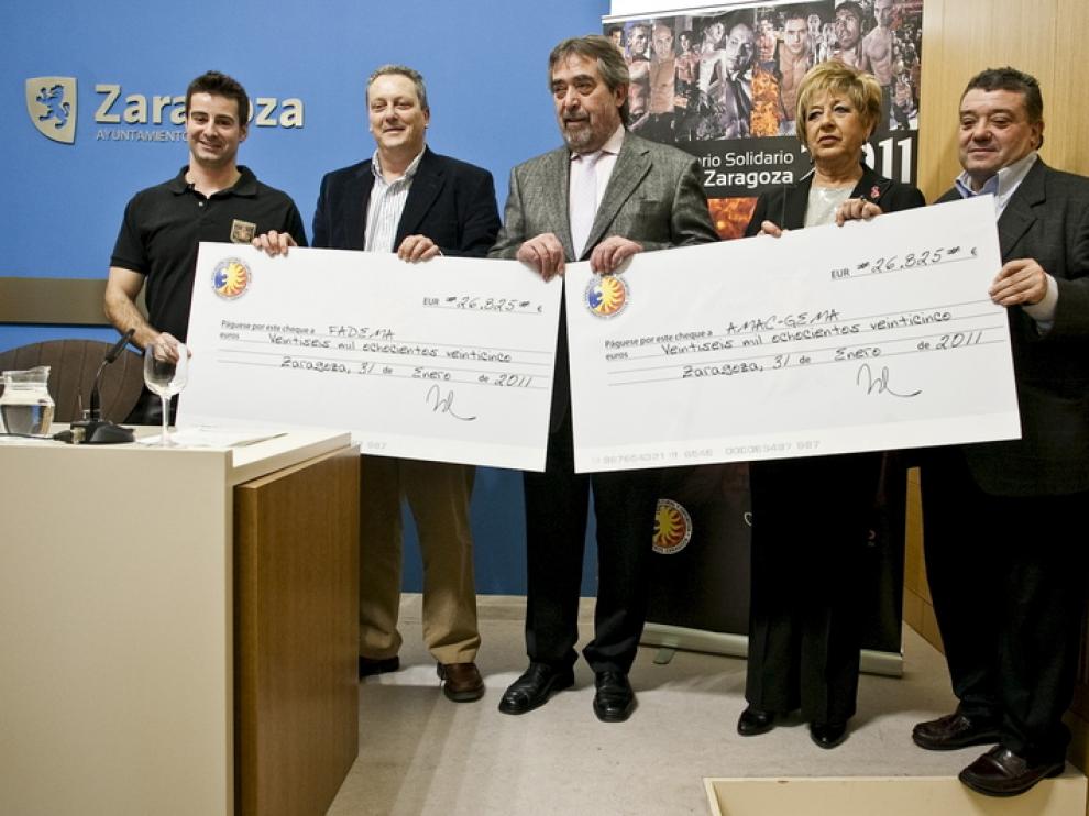 Entrega del cheque del dinero recaudado por los bomberos al alcalde de Zaragoza