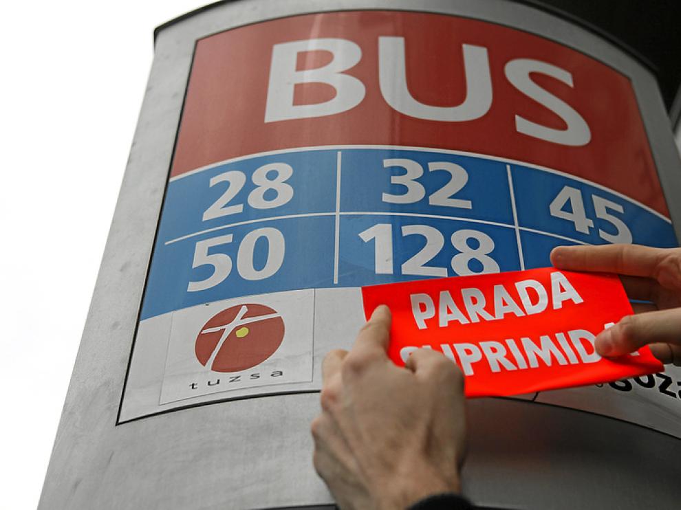 Un adhesivo indicaba ayer que la línea 128 ya ha dejado de circular.