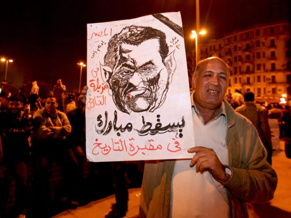 Un hombre muestra un retrato del presidente egicpio, Hosni Mubarak, durante una protesta en El Cairo