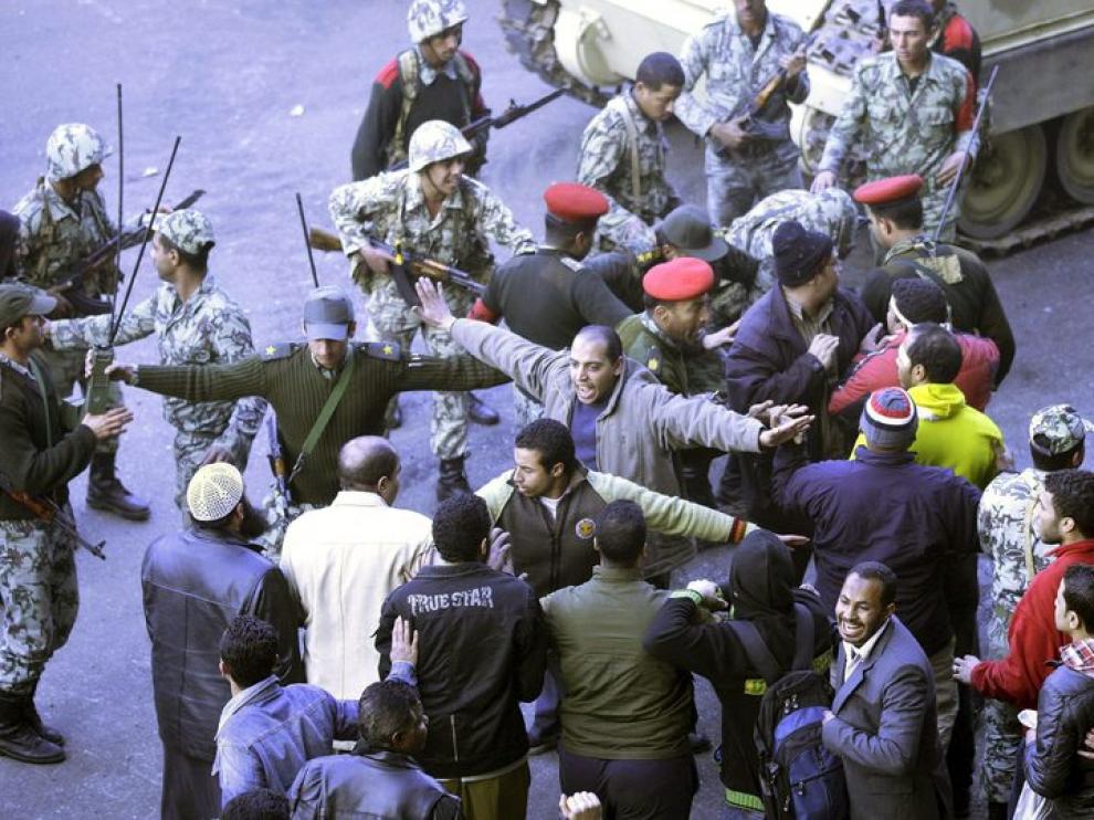 grupo de soldados discutiendo con unos manifestantes en la plaza Al Tahir en el centro de El Cairo