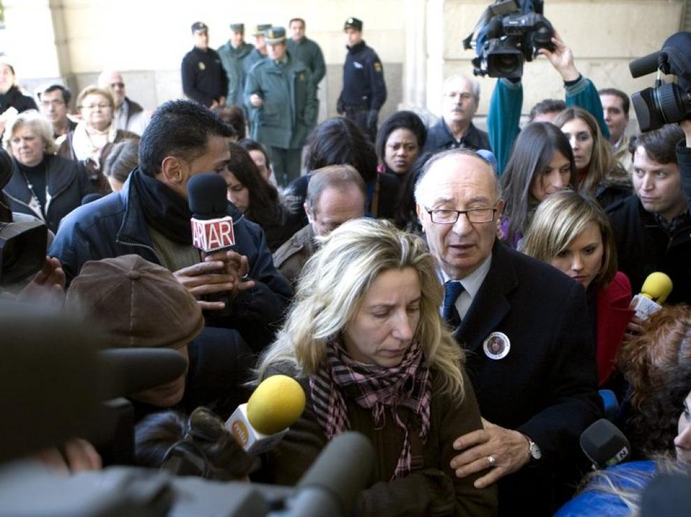 La madre y el abuelo de Marta del Castillo a su llegada al juzgado
