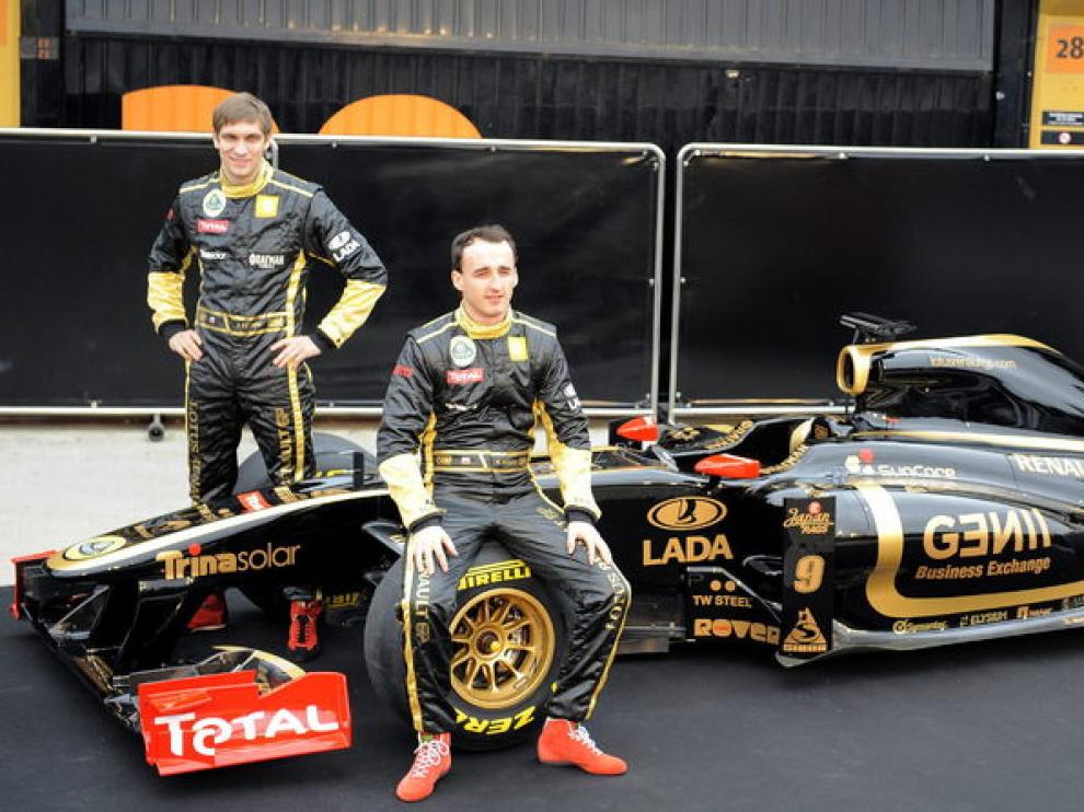 Vitaly Petrov y Rober Kubica durante la presentación del R31