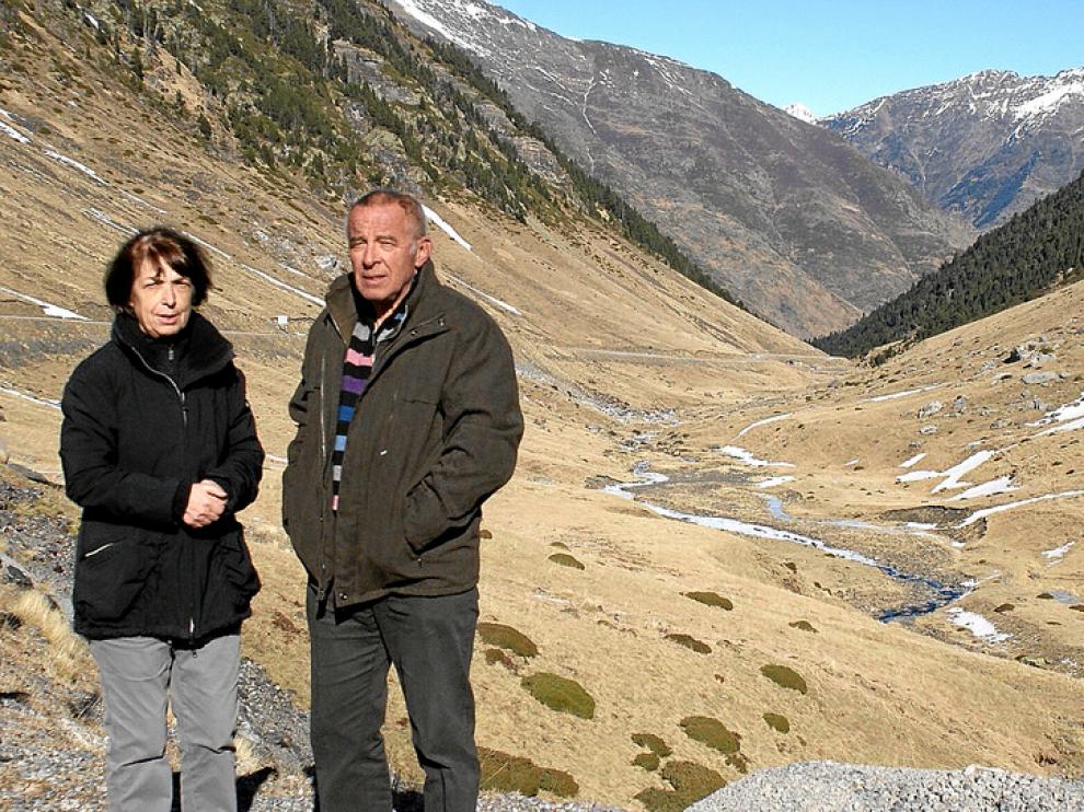 El presidente de la asociación, junto a otro miembro, en la zona afectada