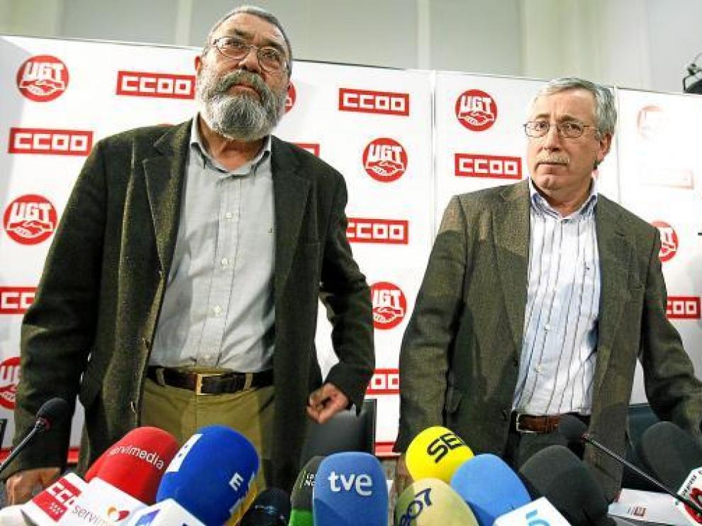 Los líderes de CC. OO, Ignacio Fernández Toxo (d), y de UGT, Cándido Méndez, valoraron el pacto tras su debate y aprobación por los órganos de dirección de ambos sindicatos