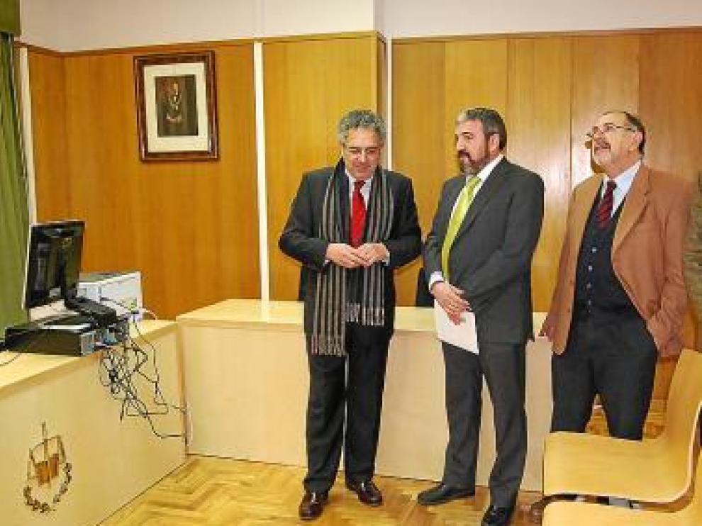 Silva, a la izquierda, durante la visita a las instalaciones de Barbastro.
