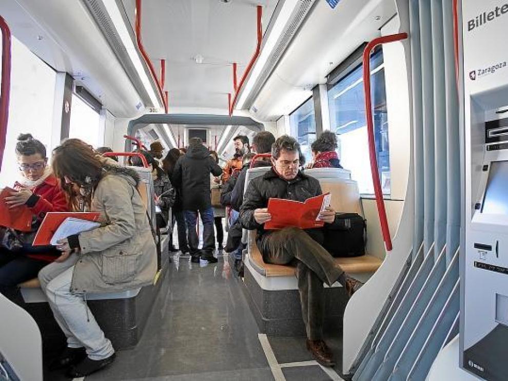 Imagen del interior de un Urbos 3, ayer, durante su trayecto por el barrio de Valdespartera.