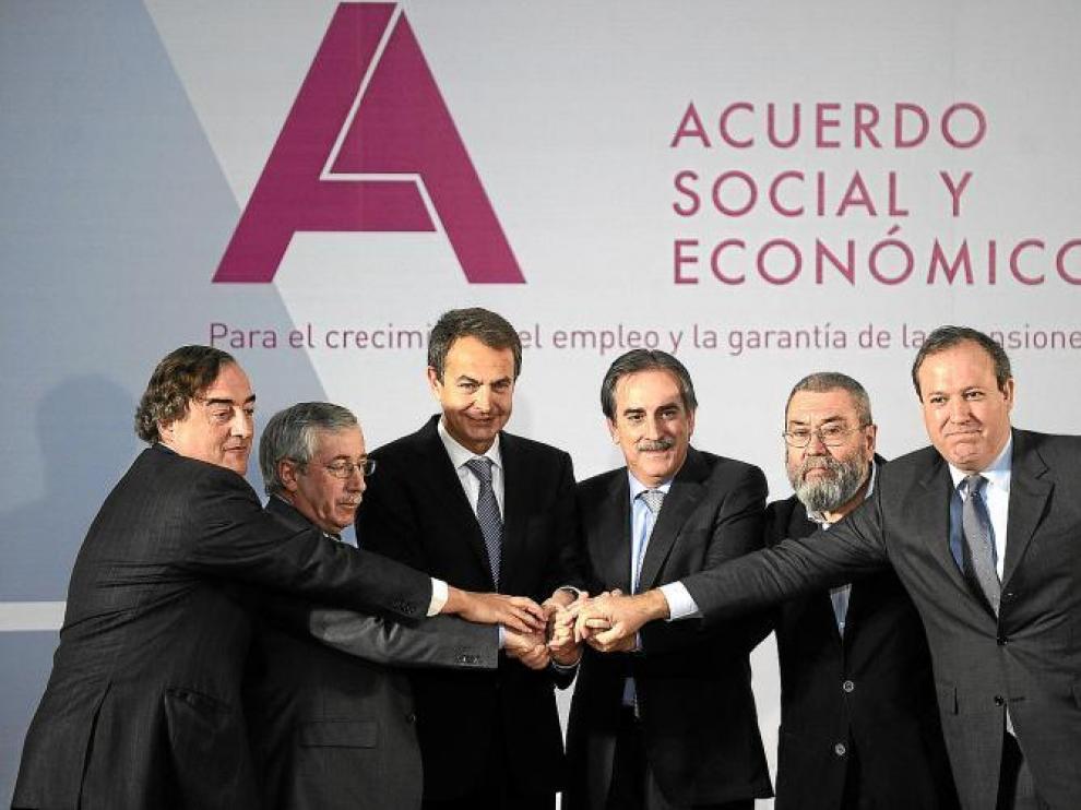 El presidente del Gobierno, el ministro de Trabajo, sindicatos y empresarios firman el acuerdo