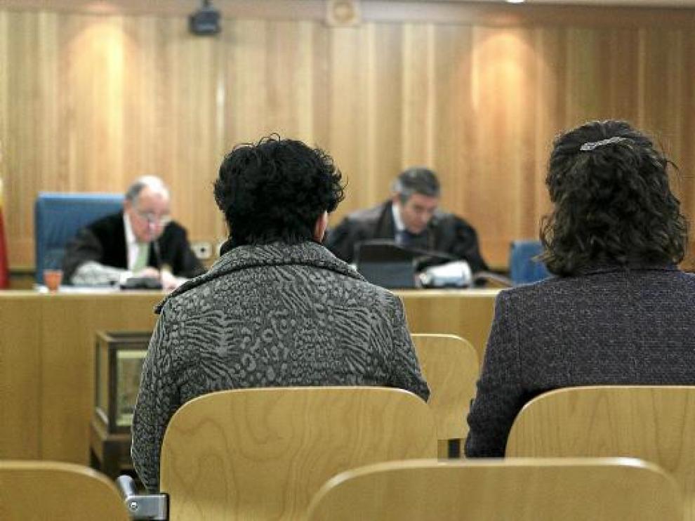 Las hermanas Blanca Rosa y María Isabel Bruño, ayer ante el juez.