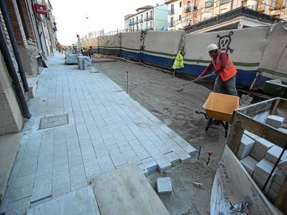 La obra de Domingo Gascón avanza con la ejecución de las aceras perimetrales del edificio central.