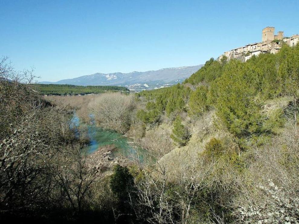 El Camino de Santiago, llegando al núcleo deshabitado de Ruesta. A la izquierda, el embalse de Yesa.