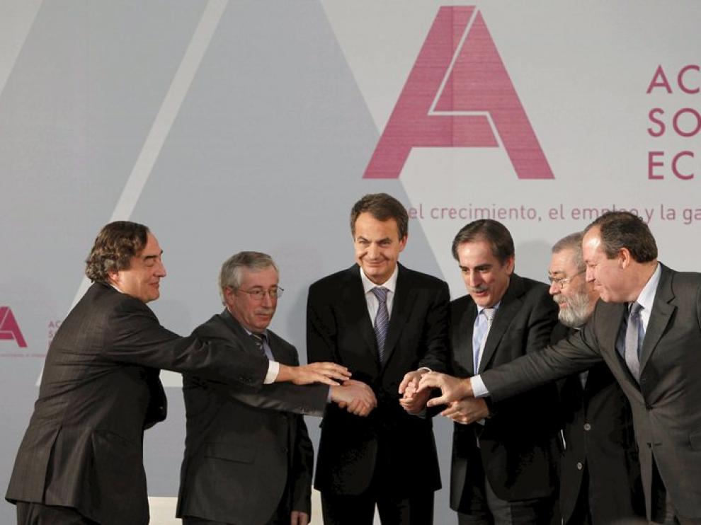 El presidente del Gobierno, el ministro de Trabajo, sindicatos y empresarios firman el acuerdo
