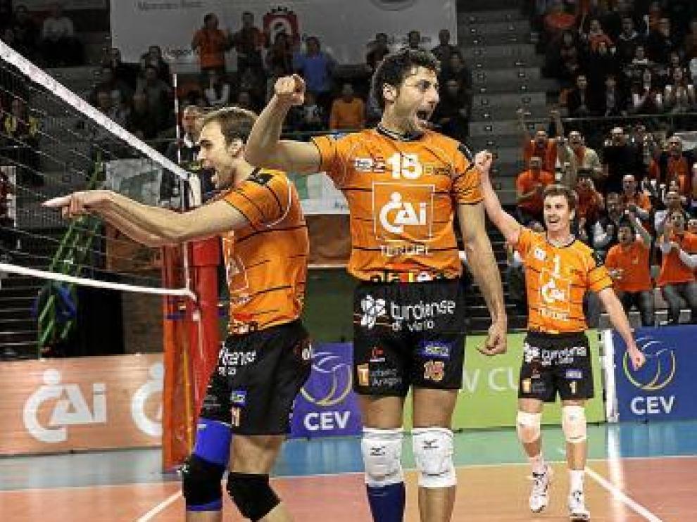 Suela (15) celebra un punto en el choque contra el Resovia.
