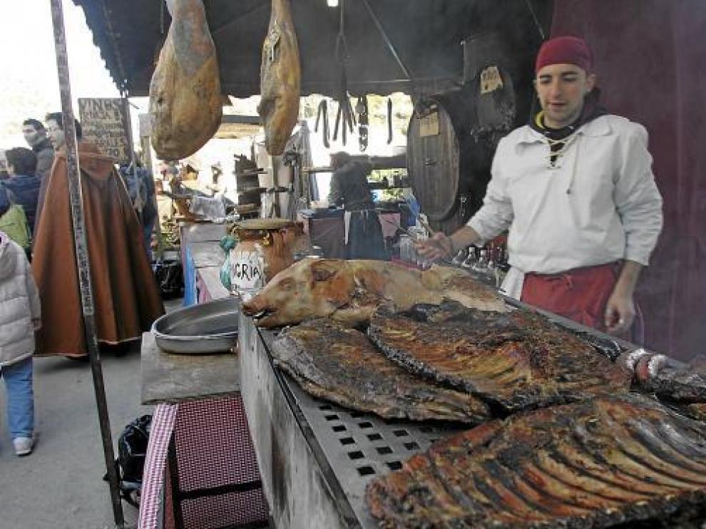 Muchos turolenses y visitantes degustan productos en tabernas y puestos de calle.