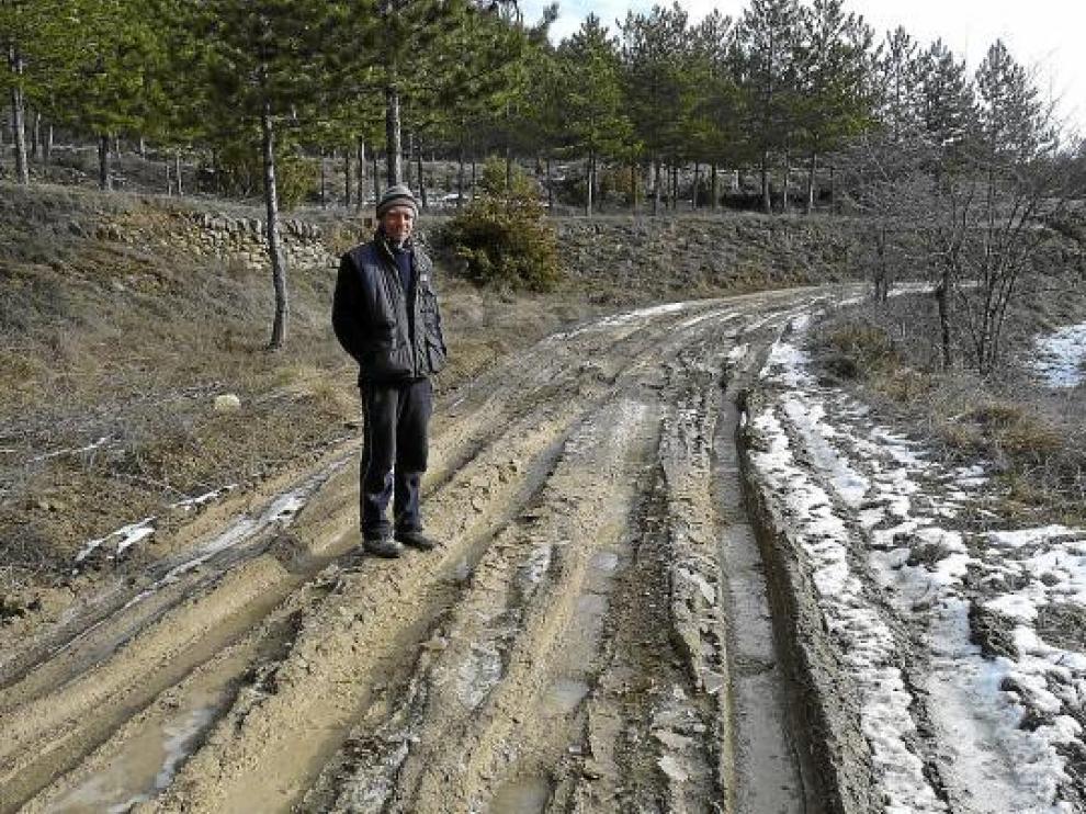 Torsten Schumuller muestra el mal estado del camino, agravado por la lluvia y la nieve.