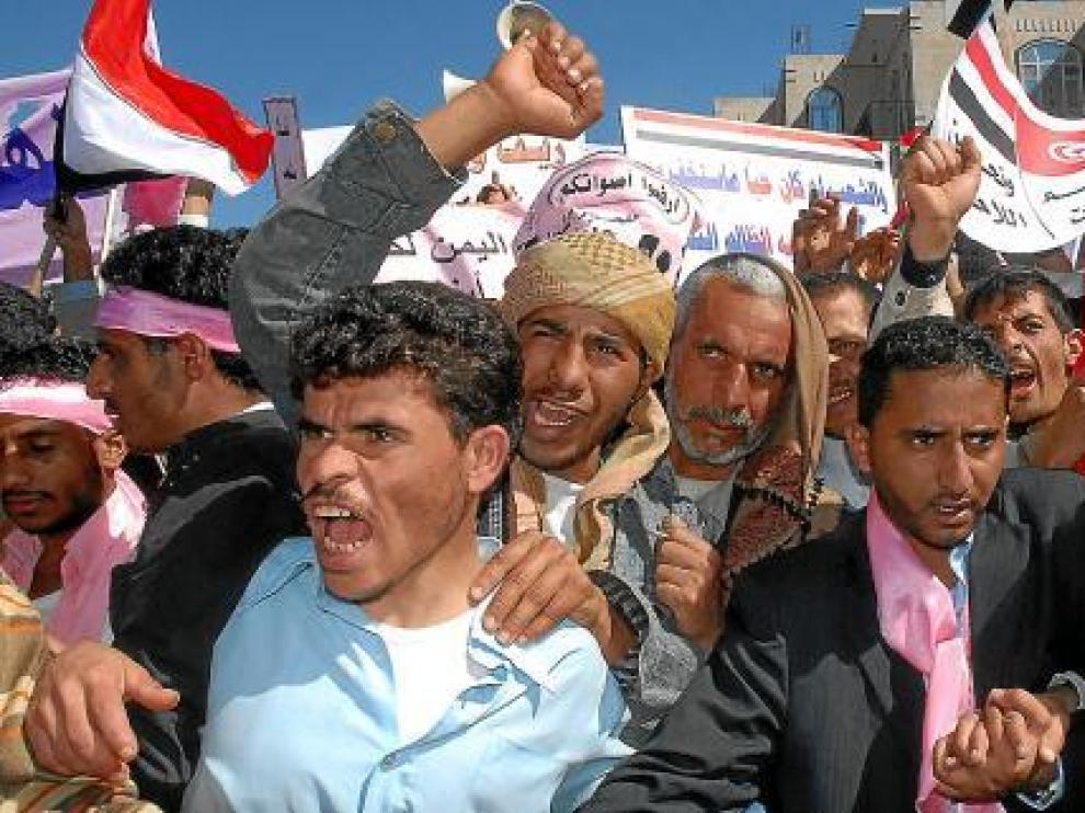 Opositores yemeníes se manifiestan contra el presidente Alí Abdalá Saleh, ayer en Saná.