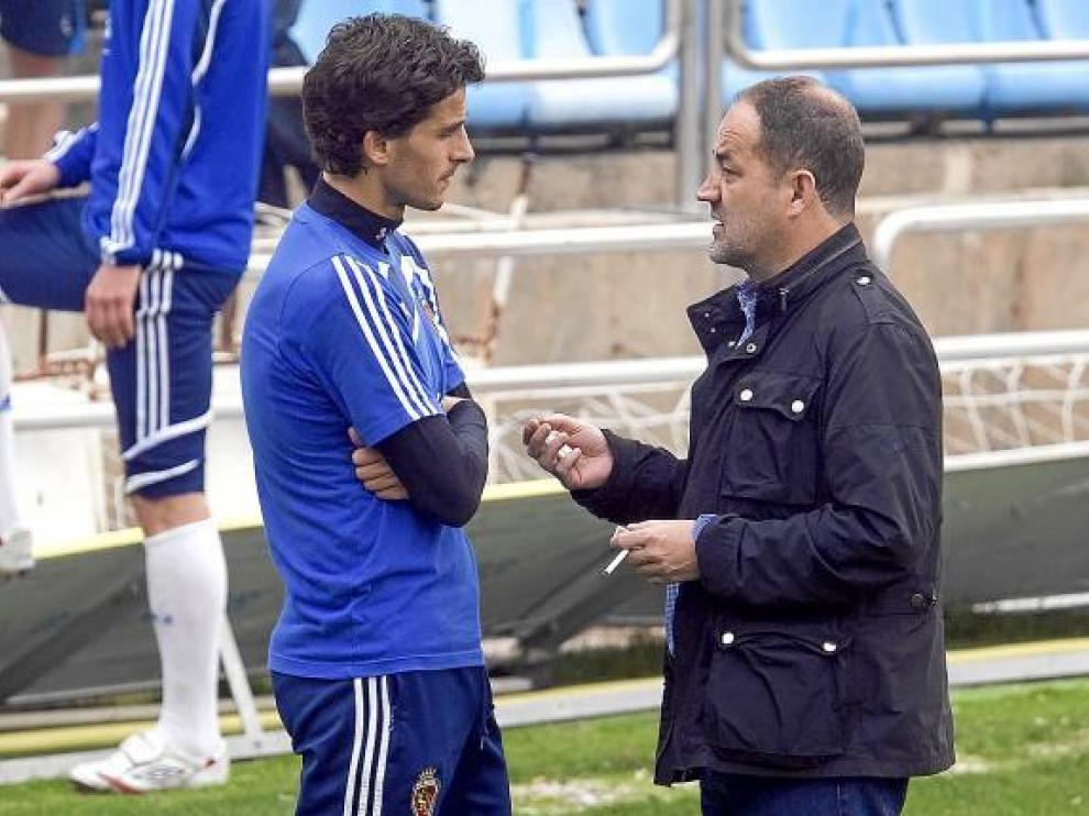 Agapito Iglesias charla con Jorge López, uno de los capitanes, en un entrenamiento en La Romareda.