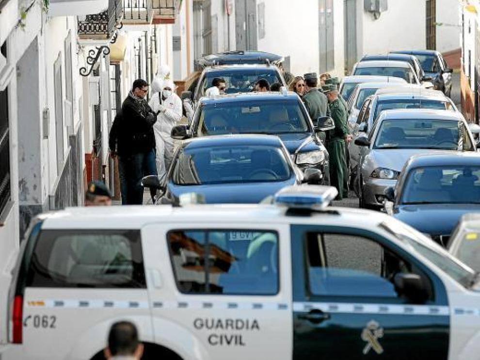 Agentes de la Guardia Civil, tras registrar en Arriate la vivienda del menor detenido.