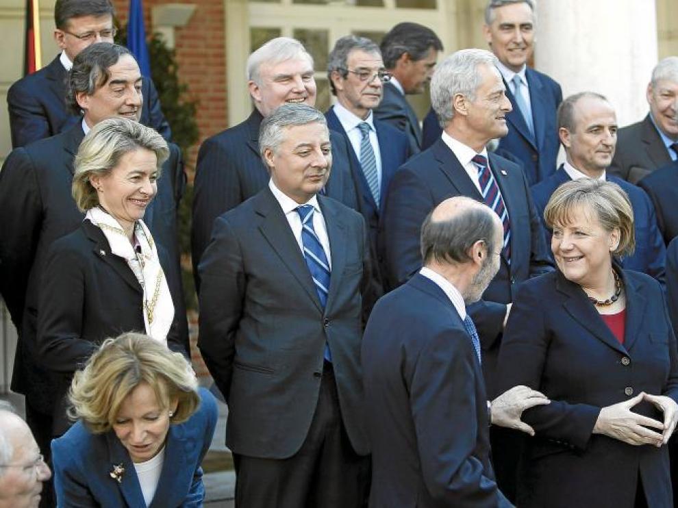 Rubalcaba bromea con Merkel durante el posado para la foto de familia de ambos Gobiernos y líderes empresariales y sindicales.