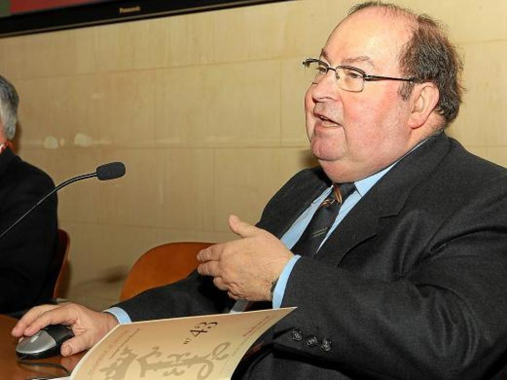 Santiago Lascasas, durante la lectura del discurso de ingreso en la Academia de Gastronomía.