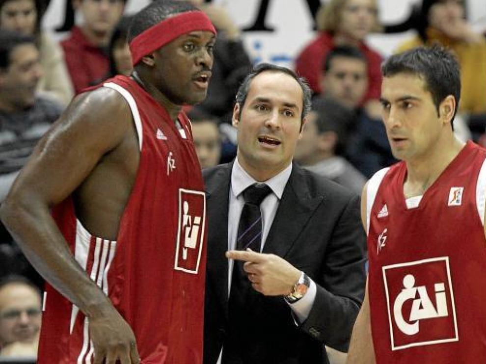 Segura habla con Quinteros y Phillip, durante su estancia en el CAI en la ACB