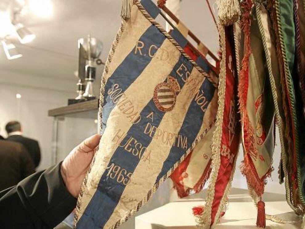 En el museo se encuentra una amplia colección de banderines de equipos rivales.