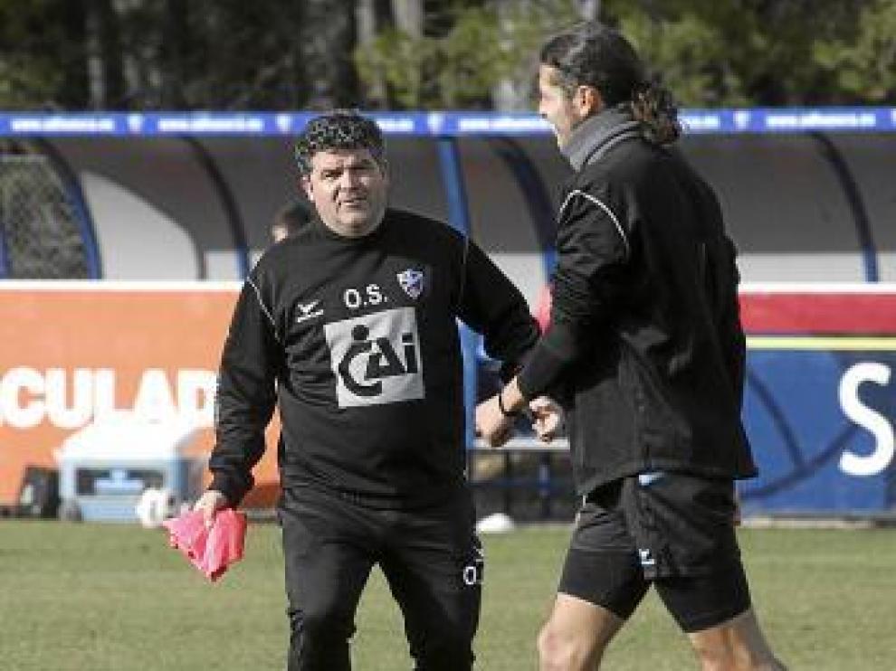 Onésimo bromea con el central Ochoa, ayer en el Pirámide.