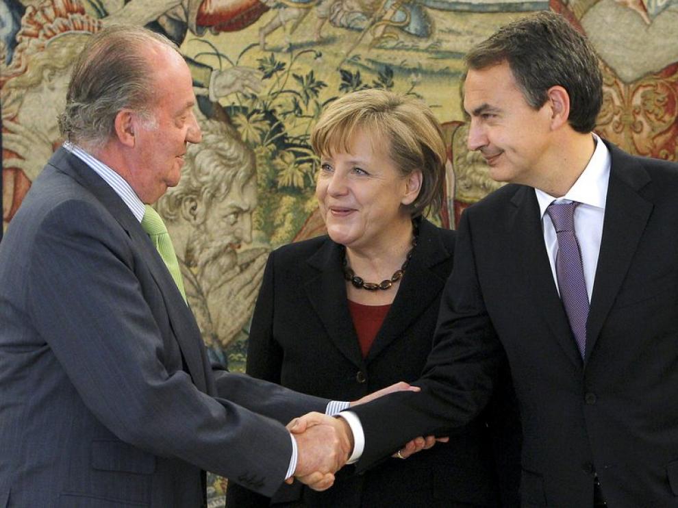 El Rey saluda a Angela Merkel, junto a José Luis Rodrígue Zapatero
