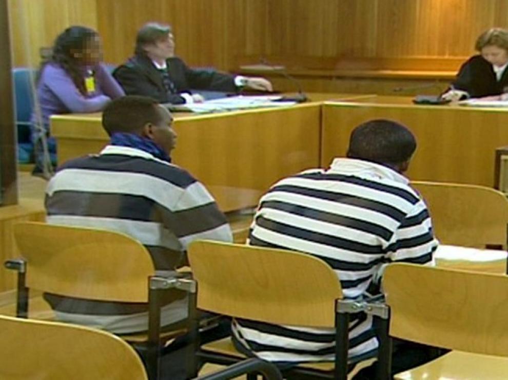 Los presuntos piratas, de espaldas, durante el juicio