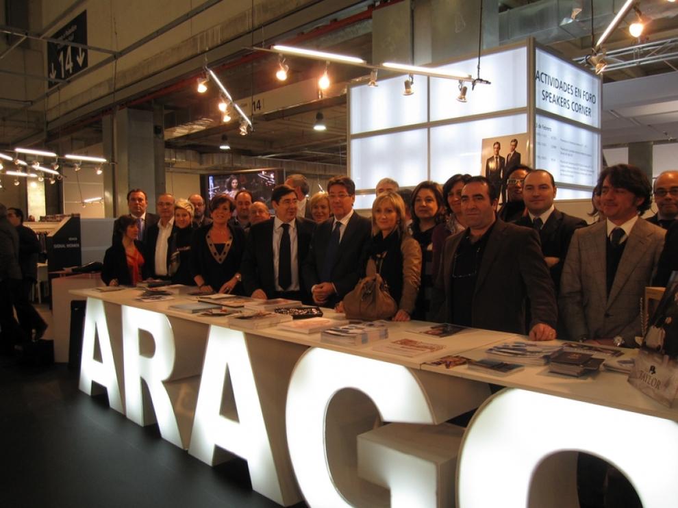 Las autoridades presentes en la inauguración del SIMM posan en el puesto de información de Aragón