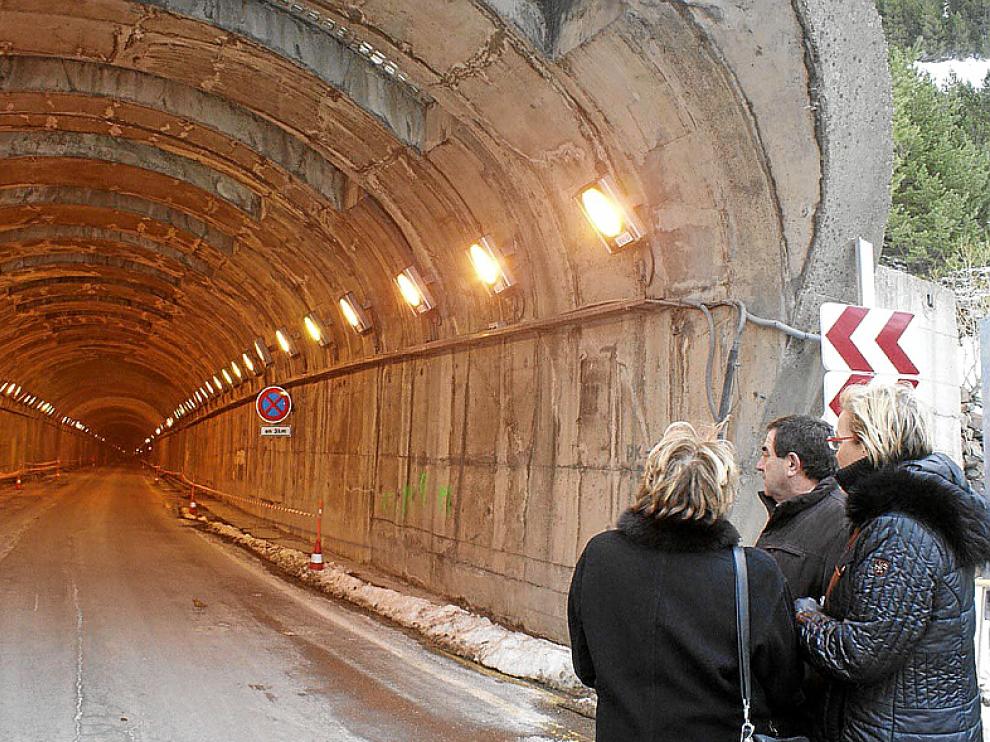 Vicente y Almunia, a la derecha, visitaron ayer el túnel de Bielsa