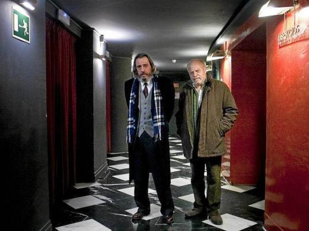 Fernando Conde (izquierda), junto a José Hervas, en los pasillos del Teatro Principal.