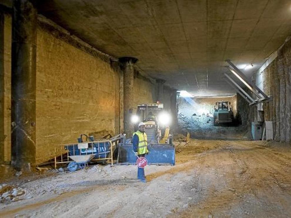 Una excavadora, al fondo, extraía tierra ayer por mañana bajo la avenida de Goya.