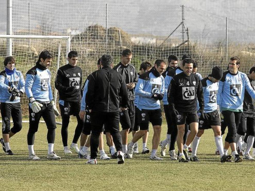 Varios de los futbolistas de la Sociedad Deportiva Huesca, al comienzo de una sesión de entrenamiento en el Instituto Montearagón.