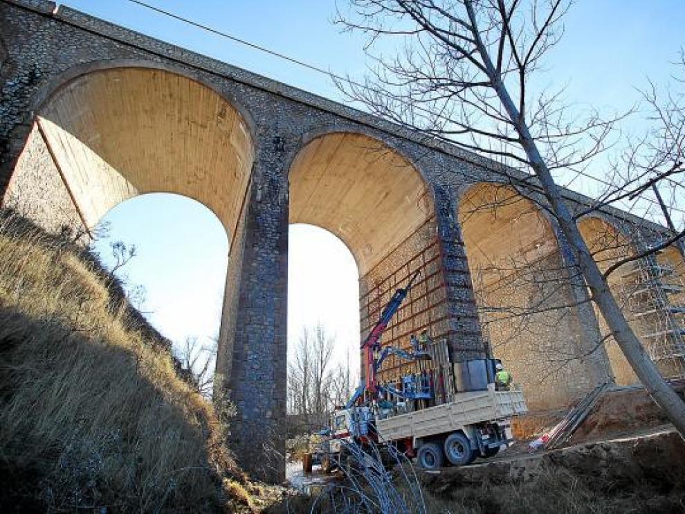 Fomento está reforzando los pilares del puente de la Fuentecerrada, en la foto.