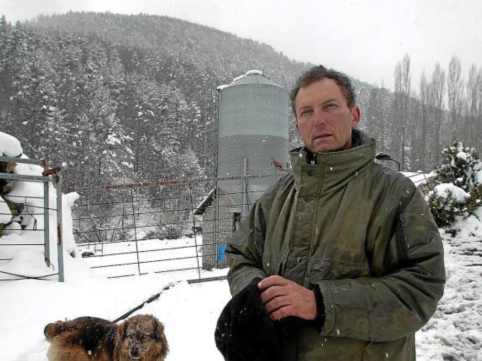 Santiago Mainar, en su granja de Fago en febrero de 2007, días antes de ser detenido.