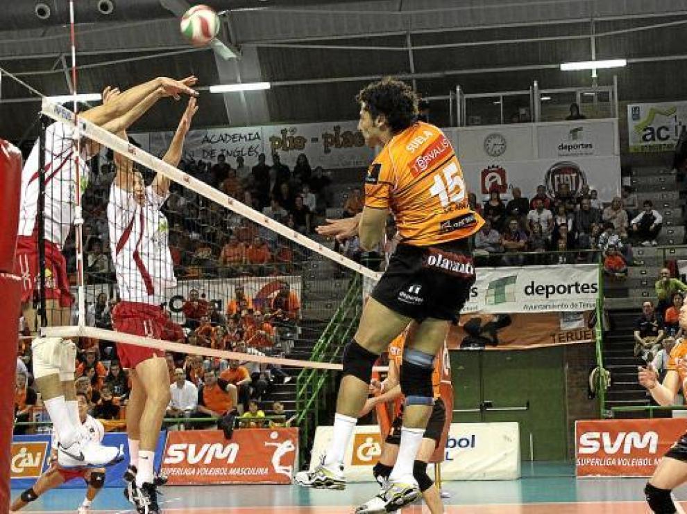 Suela golpea un balón que trata de bloquear la defensa del Multicaja, en el partido de la primera vuelta.