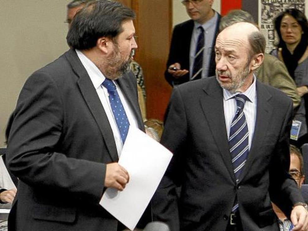El vicepresidente Alfredo Pérez Rubalcaba, ayer con el ministro Francisco Caamaño.
