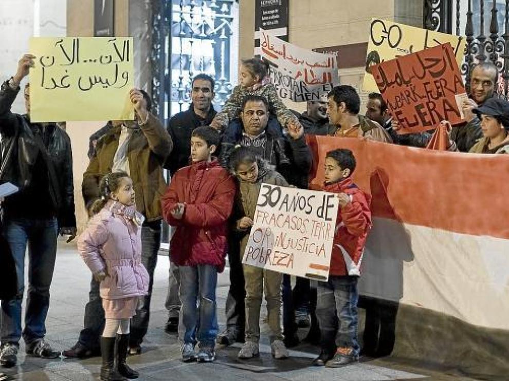 Un momento del principio de la concentración de ayer en la plaza de España.