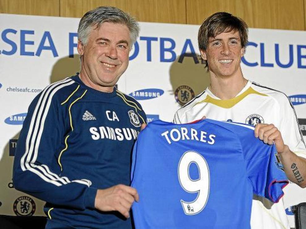 Fernando Torres posa junto a Ancelotti con la camiseta del Chelsea, ayer en su presentación.