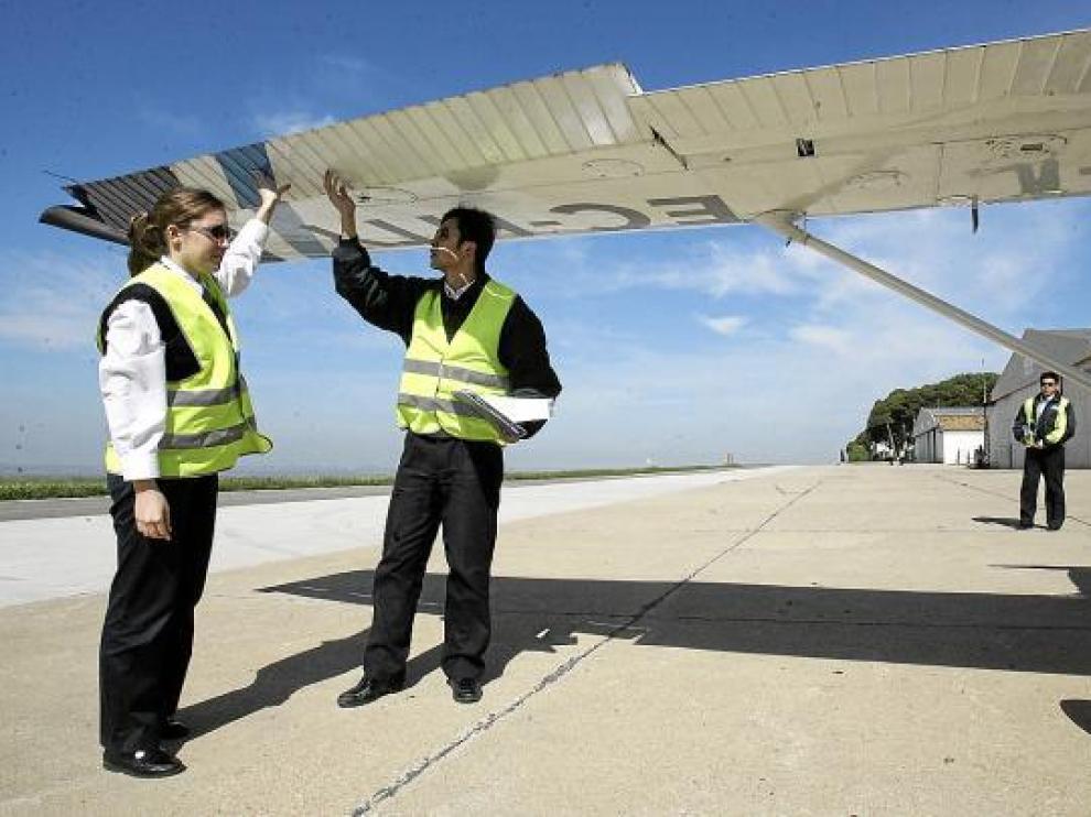 Instructores de Top Fly en el aeropuerto oscense, donde la empresa tiene una escuela de pilotos.