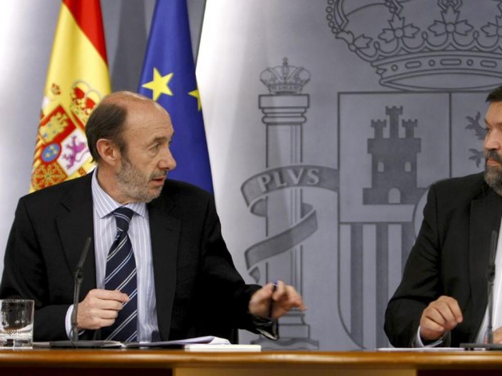 El vicepresidente primero y ministro del Interior, Alfredo Pérez Rubalcaba, junto al ministro de Justicia, Francisco Caamaño