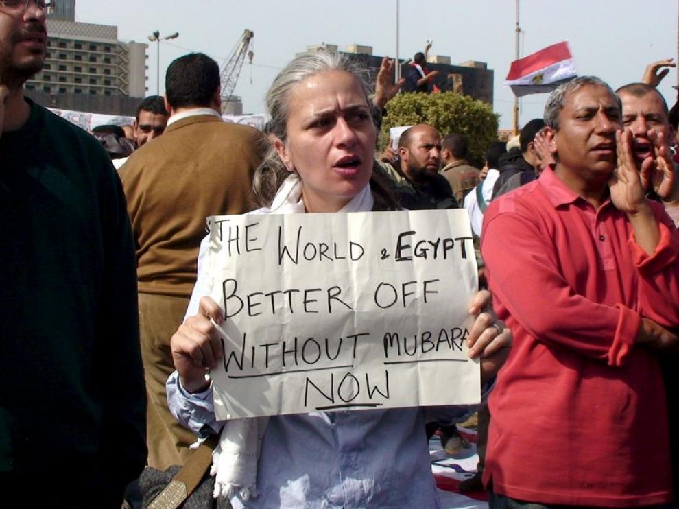 Mujeres protestanto contra el régimen de Mubarak en la plaza de Tahrir