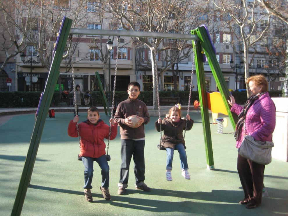 Ana Mª Garín, con sus nietos Eduardo, Pablo y Miriam, en la plaza de los Sitios.
