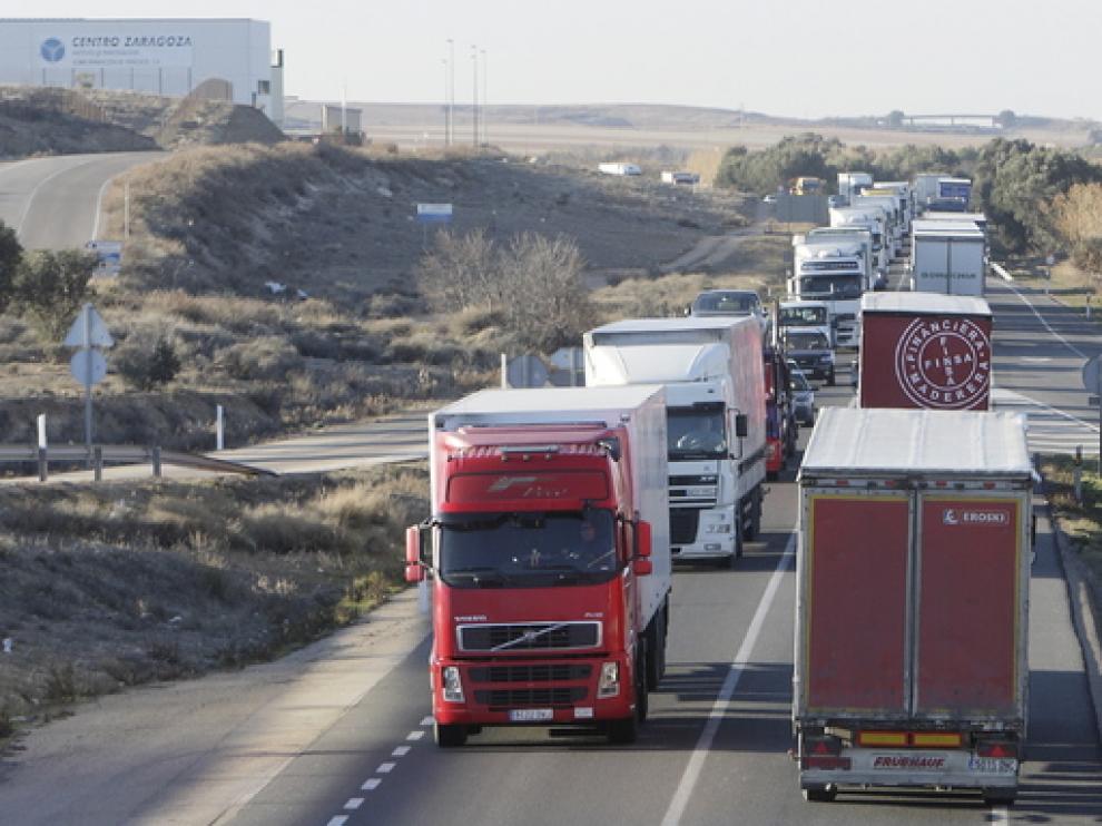 Un centenar de vehículos marchan por el desdoblamiento de la N-232
