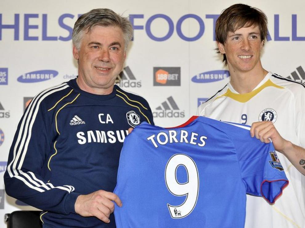 Fernando Torres posa con Carlo Ancelotti, su nuevo entrenador y con su nueva camiseta